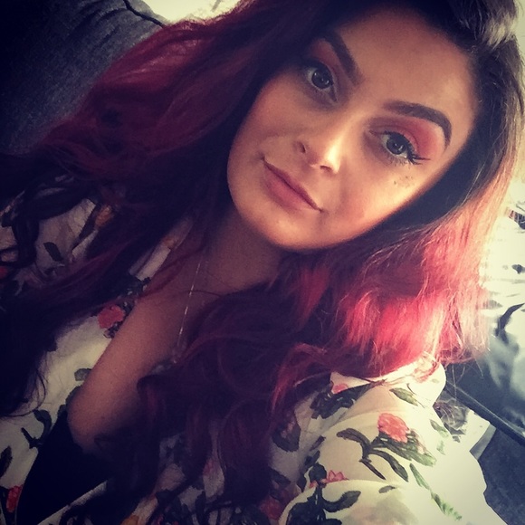 Meet your Posher, Traci - Picture 3 of 3